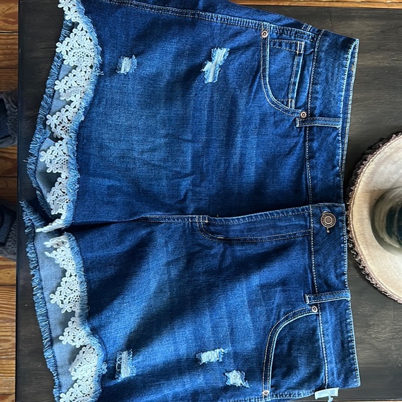 Maurice’s High Rise Crochet Lace 3.5 in. Shorts Size 18 - Picture 1 of 6